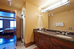 Park City Condo Rental - Upper Level Shared Bathroom